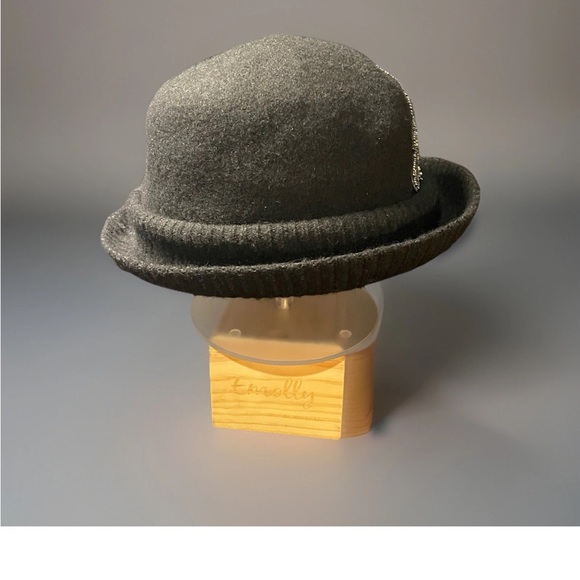 Elegant Black 100% Wool Hat with Rhinestone Beaded Flower - Picture 4 of 5